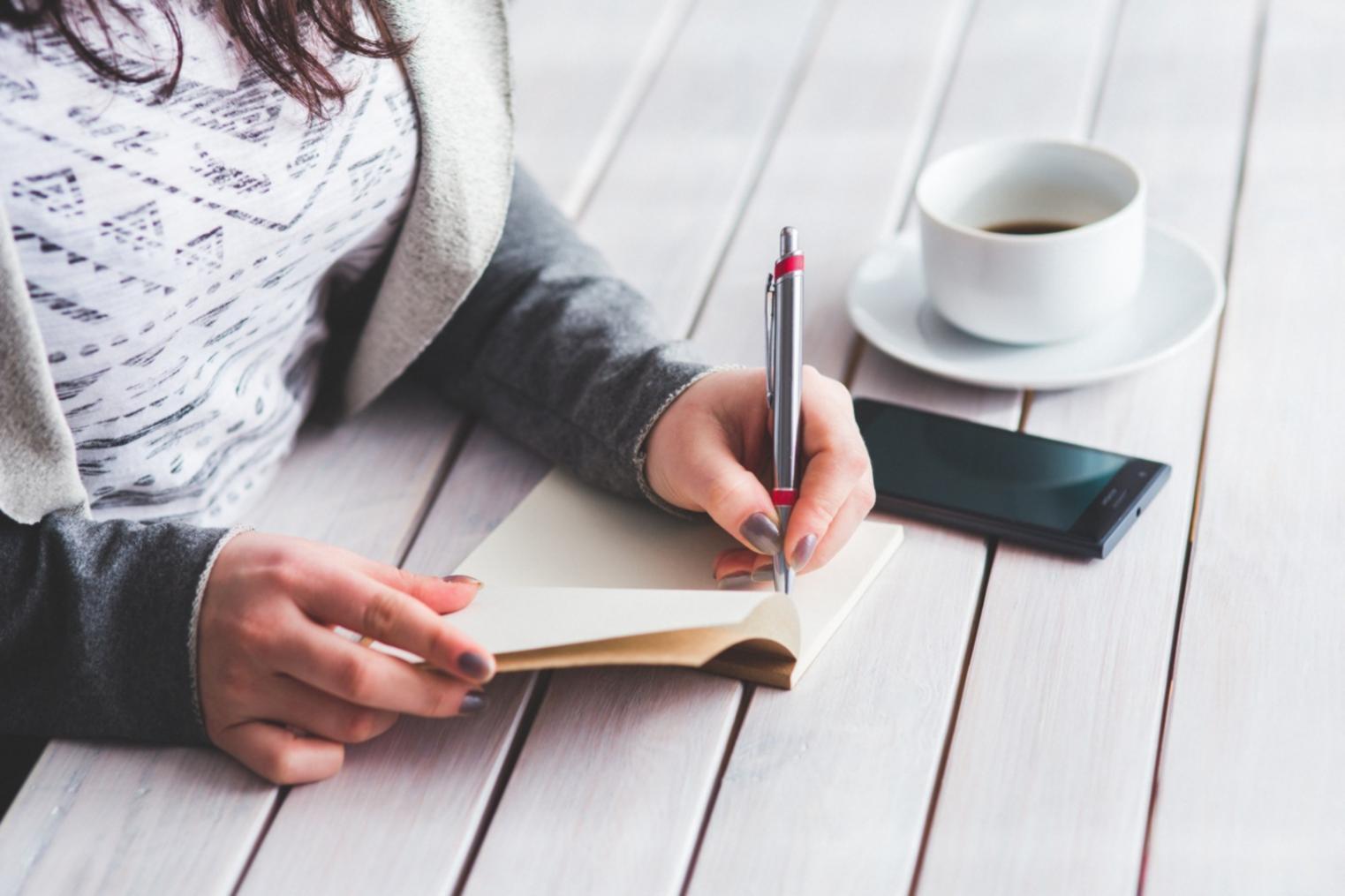 Процес роботи стиліста з моделлю перед фотосесією